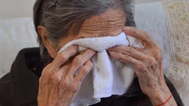 母親要錢治病 兒子不給 兒媳給了一張卡 打開後哭成淚人