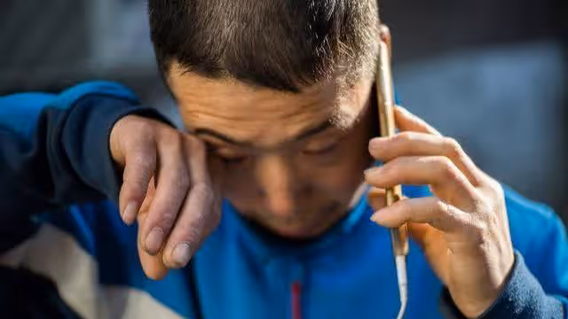 母親要錢治病 兒子不給 兒媳給了一張卡 打開後哭成淚人