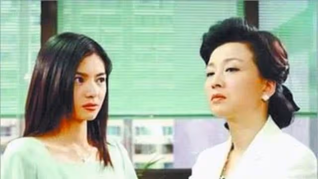 婆婆嫌棄我是農村人 婚禮上沒準備改口紅包 我說五個字 賓客鼓掌
