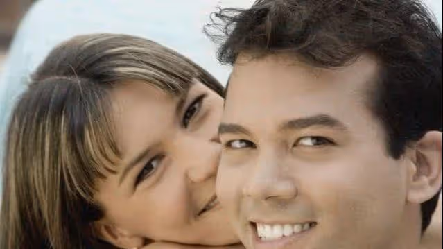 離婚三年 前夫回家看女兒 錢包滑落在沙發 打開看後我決定復婚