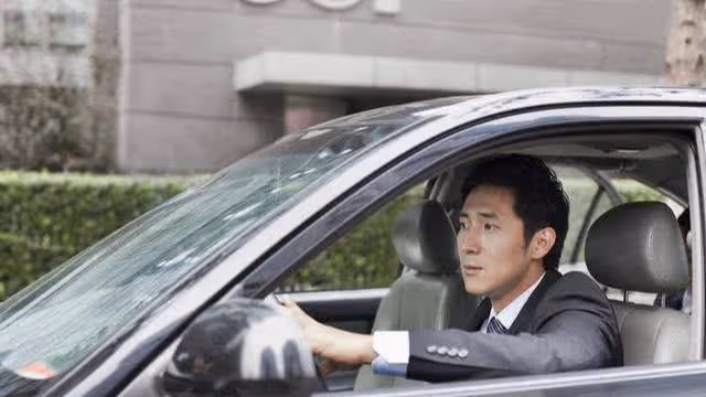 年幼父母雙亡 吃村裡百家飯長大 十三年後開豪車回村 村民淚目