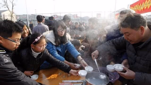 年幼父母雙亡 吃村裡百家飯長大 十三年後開豪車回村 村民淚目