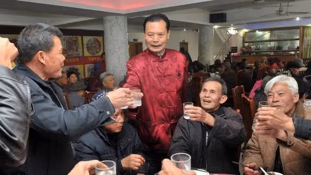 年幼父母雙亡 吃村裡百家飯長大 十三年後開豪車回村 村民淚目