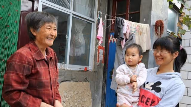 研究生兒媳回山里探望婆婆 半夜聽到奇怪響聲 隔窗一看 淚目了