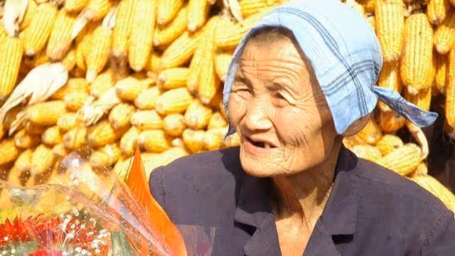 研究生兒媳回山里探望婆婆 半夜聽到奇怪響聲 隔窗一看 淚目了