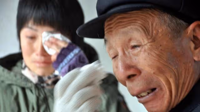 我月入八千 妯娌生雙胞胎滿月時我隨禮一萬 聽到婆媳對話我淚目了