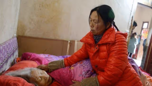 我月入八千 妯娌生雙胞胎滿月時我隨禮一萬 聽到婆媳對話我淚目了