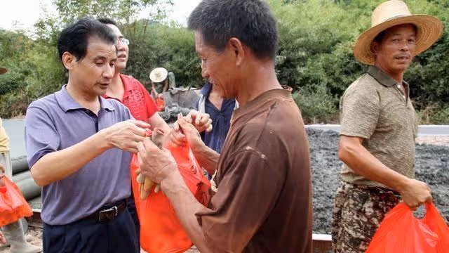中秋拜節 三女婿只送一盒月餅 岳丈沉著臉不說話 打開後笑歪了嘴