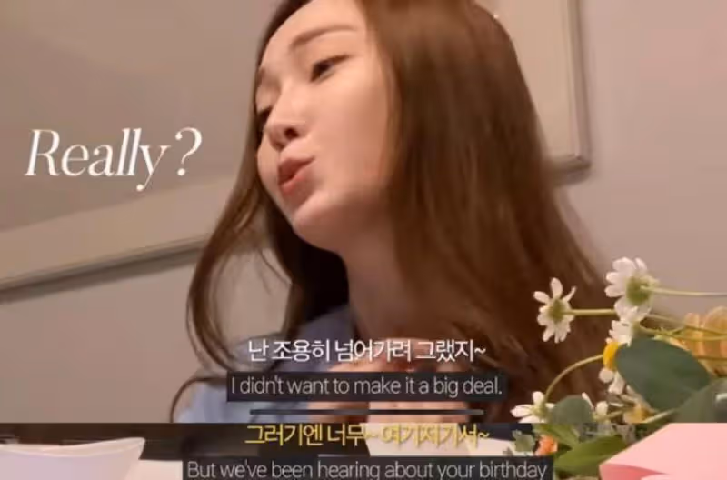 Jennie為鄭秀妍慶生：送禮切蛋糕談笑風生，兩人私交熟絡好似閨蜜