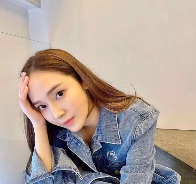 Jennie為鄭秀妍慶生：送禮切蛋糕談笑風生，兩人私交熟絡好似閨蜜