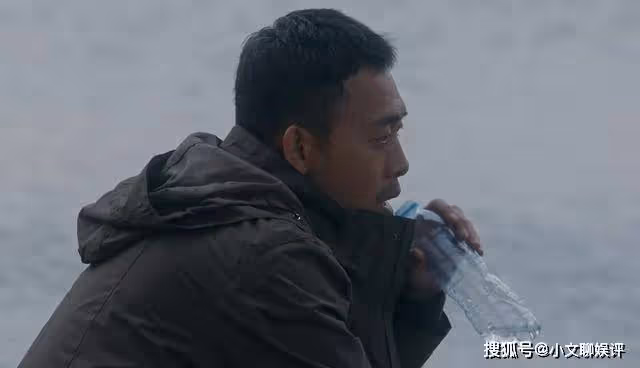 《他是誰》不嫌髒?衛國平暢飲河水的小細節,藏了一個小心機
