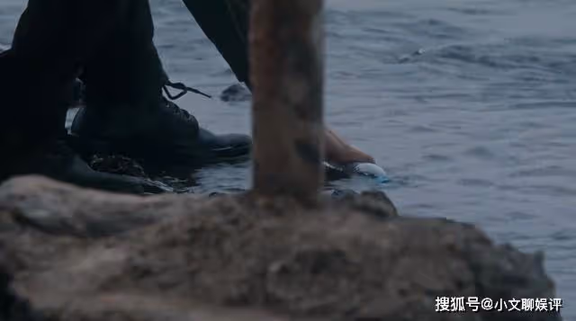 《他是誰》不嫌髒?衛國平暢飲河水的小細節,藏了一個小心機
