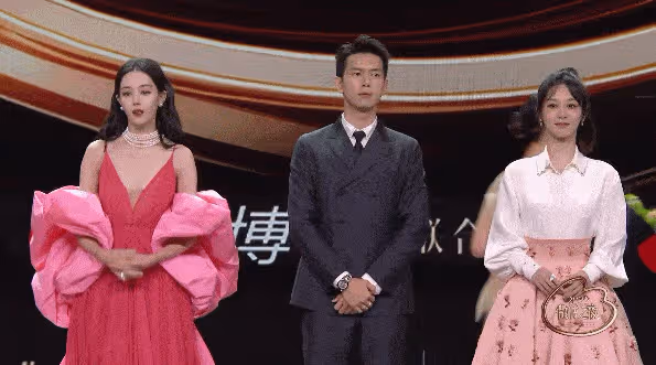 熱巴楊紫微博之夜人緣差距甚大：一個被眾星捧月一個木訥顯孤立