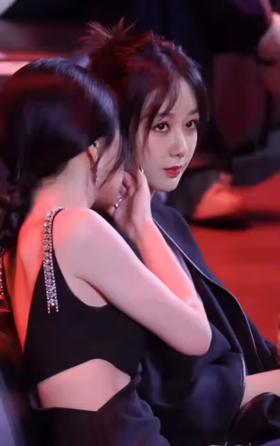 熱巴楊紫微博之夜人緣差距甚大：一個被眾星捧月一個木訥顯孤立