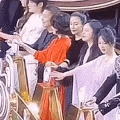 熱巴楊紫微博之夜人緣差距甚大：一個被眾星捧月一個木訥顯孤立