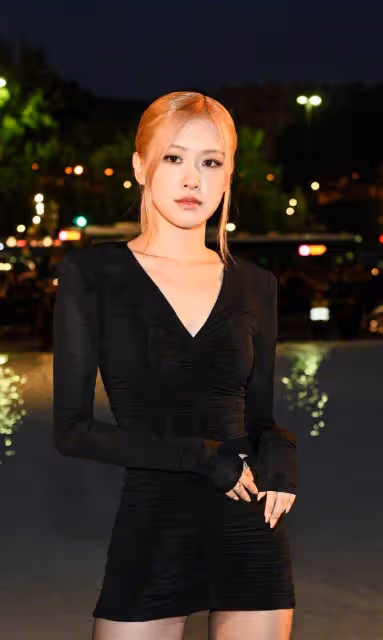 魅惑力十足！Rosé朴彩英巴黎看秀造型曝光，生圖下的腿部線條絕了