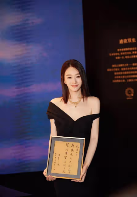 46歲李小冉近照曝光，氣質冷艷身材絕佳，人到中年絲毫沒有疲態