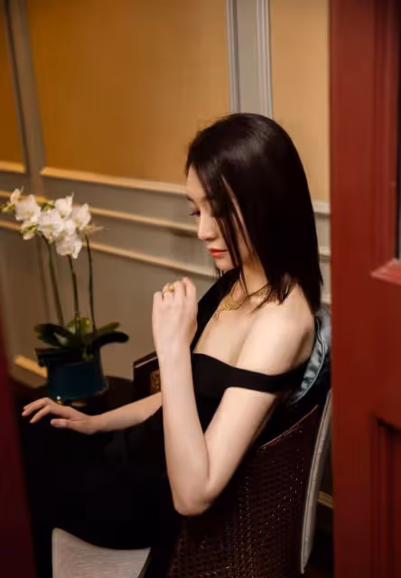 46歲李小冉近照曝光，氣質冷艷身材絕佳，人到中年絲毫沒有疲態