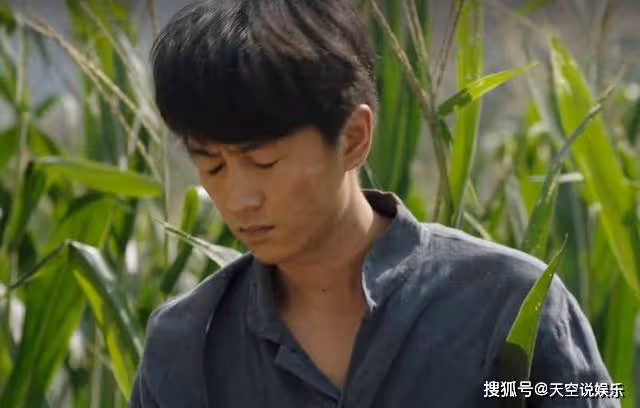 《人生之路》肩不能扛，手不能提，高加林被兩個女人捧成了「廢人」