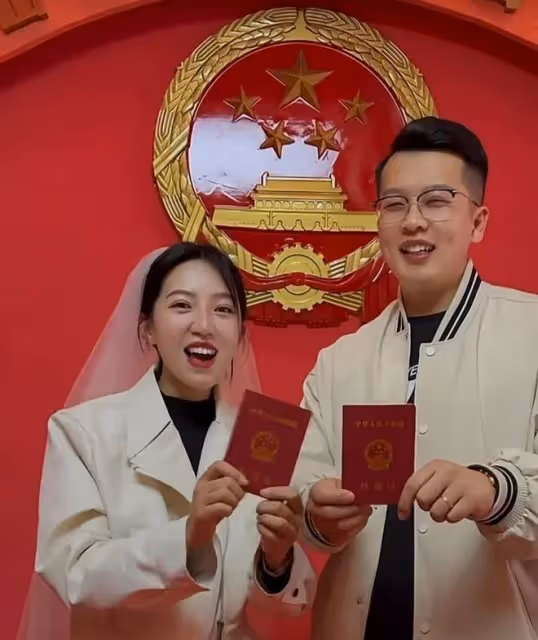 恭喜！河南網紅麥小登和男朋友領結婚證 父親發文令人心酸