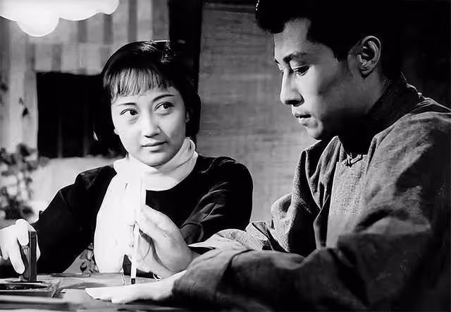 同樣演「脈脈含情」,把王曉棠、王丹鳳和楊麗坤放一起看,差別在哪兒?