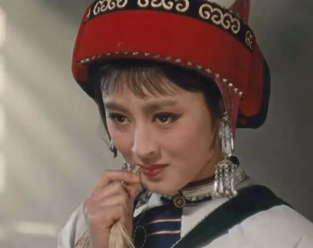 同樣演「脈脈含情」,把王曉棠、王丹鳳和楊麗坤放一起看,差別在哪兒?