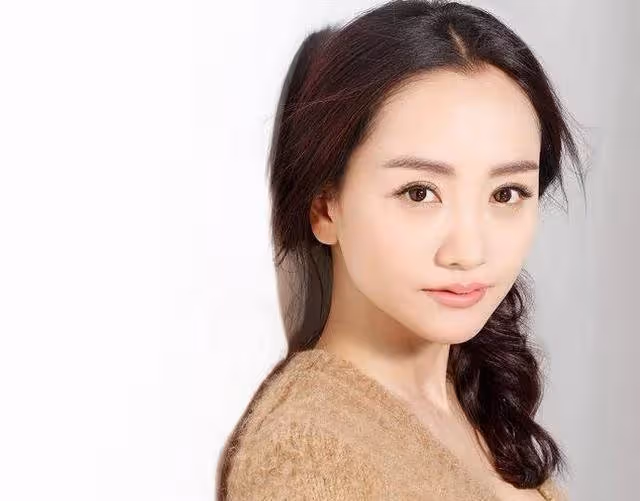演了21年配角還這麼倔,難怪於媽捧紅了楊冪、趙麗穎,都捧不紅她!