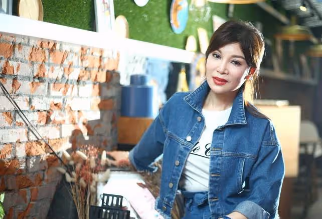 55歲苦情歌后蔡秋鳳自爆：與新加坡「螃蟹王子」交往後，他的生意變成很好，店一家一家開