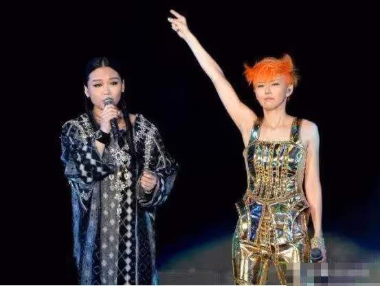 她從年少成名到華語天后,卻因「遇人不淑」光速墜落,許美靜算得上最讓人惋惜的歌手之一