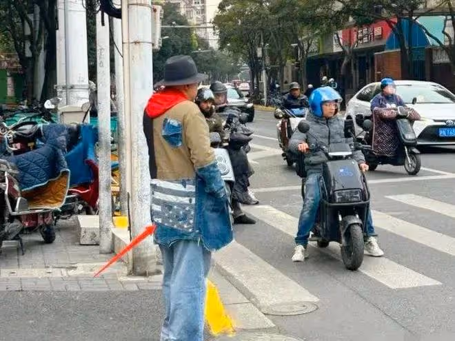 51歲徐崢近況曝光,打扮怪異穿著破爛衣服,不見妻子陶虹在他身邊