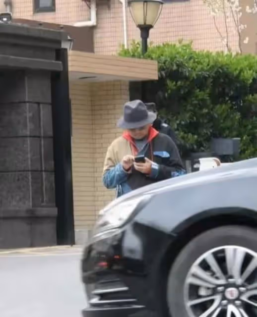 51歲徐崢近況曝光,打扮怪異穿著破爛衣服,不見妻子陶虹在他身邊