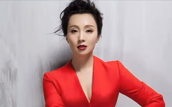 51歲徐崢近況曝光,打扮怪異穿著破爛衣服,不見妻子陶虹在他身邊