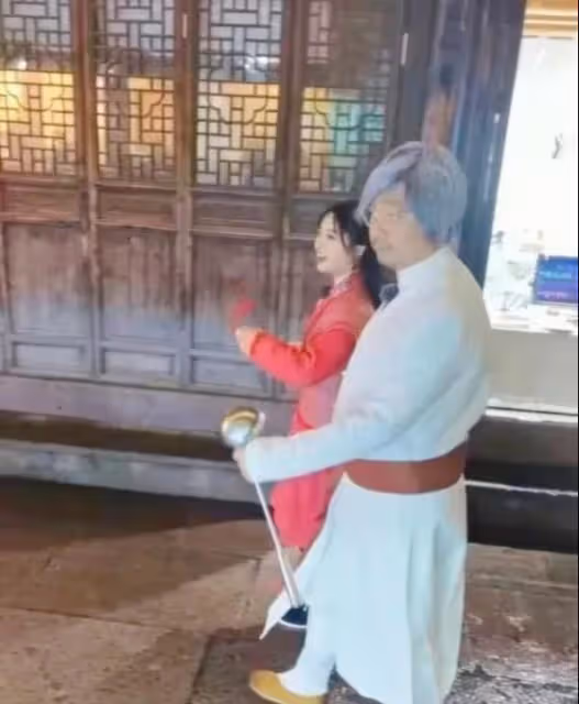 51歲徐崢近況曝光,打扮怪異穿著破爛衣服,不見妻子陶虹在他身邊