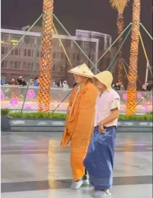 51歲徐崢近況曝光,打扮怪異穿著破爛衣服,不見妻子陶虹在他身邊