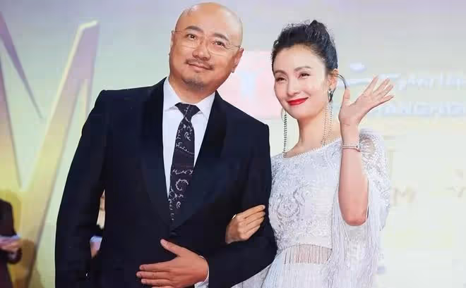 51歲徐崢近況曝光,打扮怪異穿著破爛衣服,不見妻子陶虹在他身邊