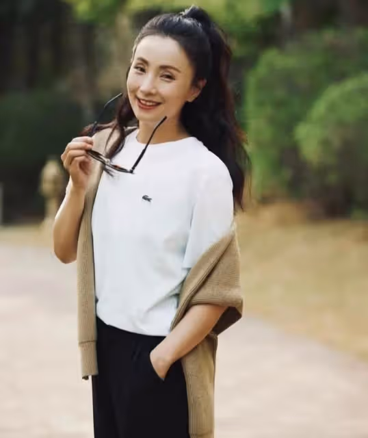 51歲徐崢近況曝光,打扮怪異穿著破爛衣服,不見妻子陶虹在他身邊
