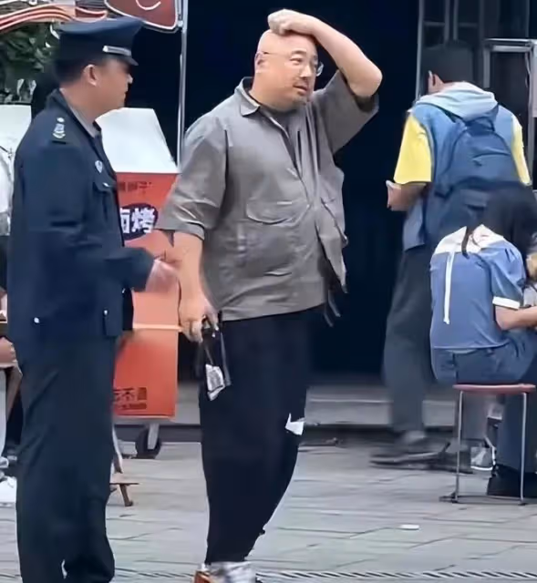 51歲徐崢近況曝光,打扮怪異穿著破爛衣服,不見妻子陶虹在他身邊