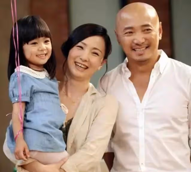 51歲徐崢近況曝光,打扮怪異穿著破爛衣服,不見妻子陶虹在他身邊
