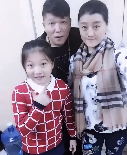 鄉愛王雲患病住院！皮膚蠟黃疑做甲狀腺手術，曾因錢與歷小峰離婚
