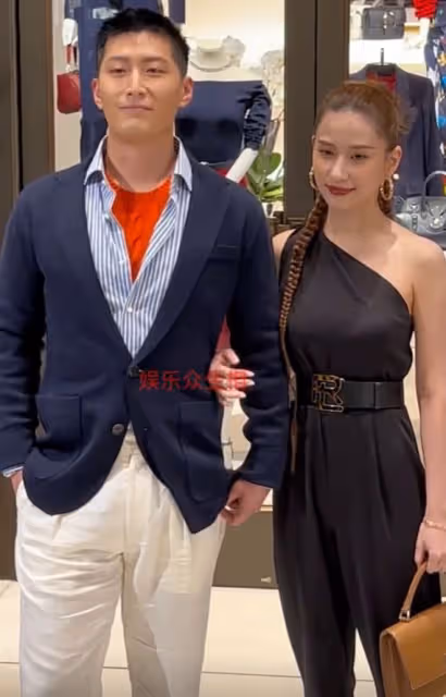 竇驍氣質大變！爆婚訊後首與何超蓮同框，打扮被吐槽像莽村李宏偉