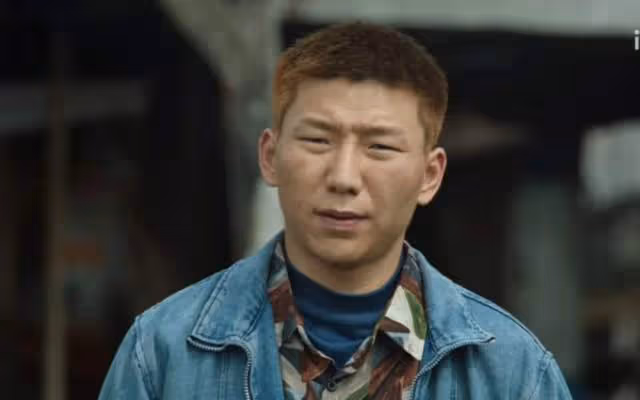 竇驍氣質大變！爆婚訊後首與何超蓮同框，打扮被吐槽像莽村李宏偉