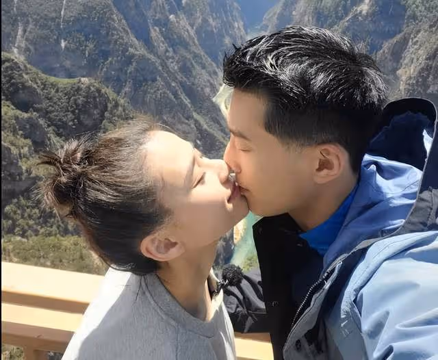竇驍氣質大變!爆婚訊後首與何超蓮同框,打扮被吐槽像莽村李宏偉