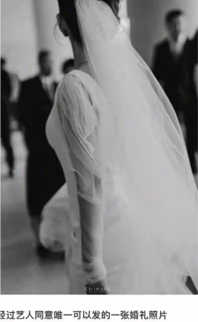 竇驍氣質大變!爆婚訊後首與何超蓮同框,打扮被吐槽像莽村李宏偉