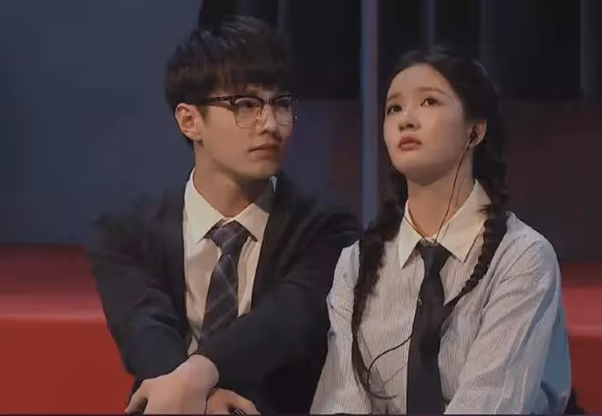 內娛自曝戀情第一人?劉些寧發何與視頻秒刪後,網友:替她尷尬了