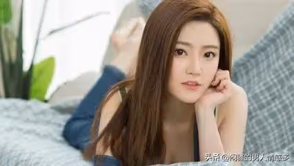 女大學生為&