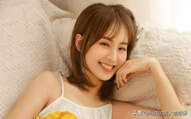 女大學生為&