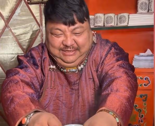 恩克疑似直播吃肉時嘔血,害怕成為下一個泡泡龍,終於吃起了青菜