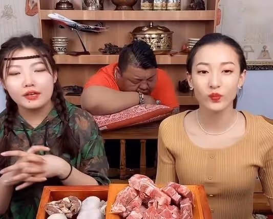 恩克疑似直播吃肉時嘔血,害怕成為下一個泡泡龍,終於吃起了青菜