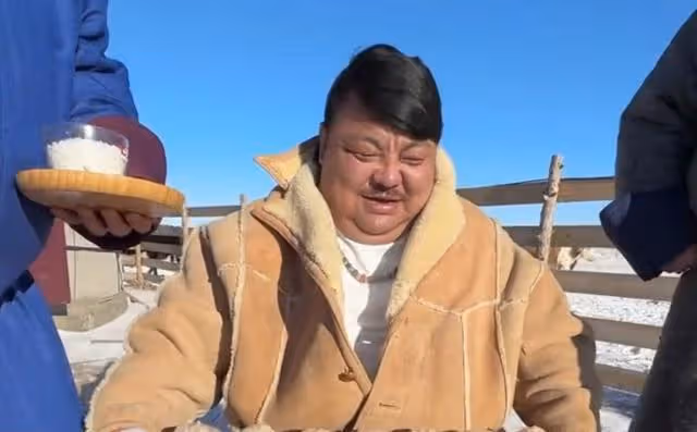 恩克疑似直播吃肉時嘔血,害怕成為下一個泡泡龍,終於吃起了青菜