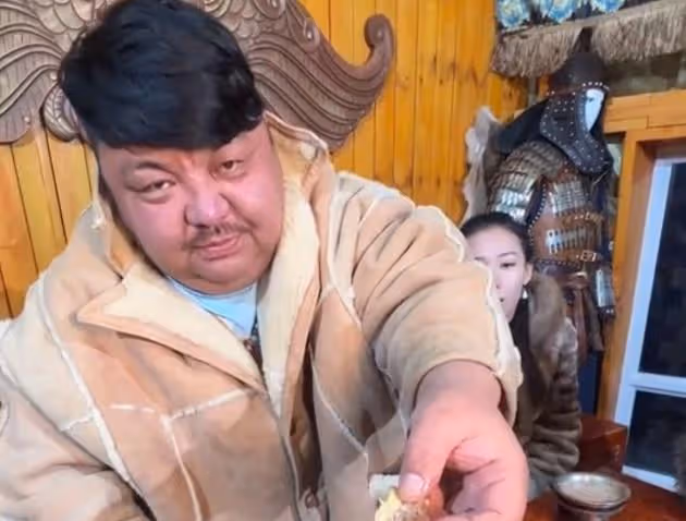 恩克疑似直播吃肉時嘔血,害怕成為下一個泡泡龍,終於吃起了青菜